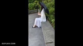 2DFAN公园里尿尿周围还有人
